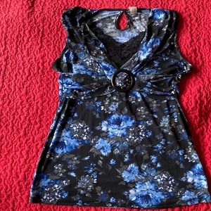 Size Large women sleeveless top